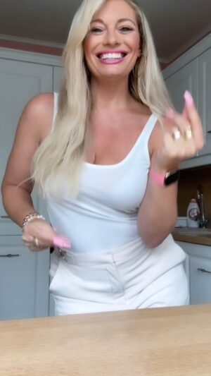 Lucie Borhyová Instagram - Krásný den všem😍 Mám pro vás tip na výborný účinný kolagen 🌸 a to přímo na 💯% bioaktivní mořský kolagen @collalloc💞💞💞Tak ho zkuste také! #collalloc #pece #vlasy #nehty #telo #kolagen #musthave #tryit #colageno #colagen #enjoylife #smile #dance