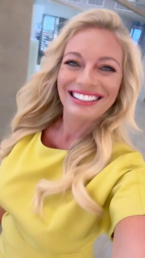 Lucie Borhyová Instagram - Tak už jdu zase za Vámi…💛💋…v 19:30 se uvidíme v Televizních novinách! #tvnova #televizninoviny #vysilani #news #comingsoon