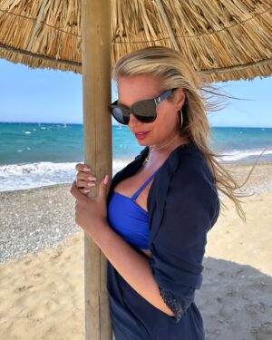 Lucie Borhyová Instagram - 🎵💙…and you come to me on a summer breeze…

… keep me warm in your love…💙🎵 #feel #summer #breeze