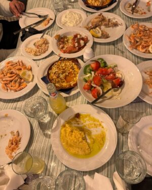 Lucie Borhyová Instagram - Naše oblíbená taverna s výhledem na Heraklion a klasická řecká večeře ➡️😃 #🩵 #loveit #greece #our #tavern #dinner #family #together #🇬🇷