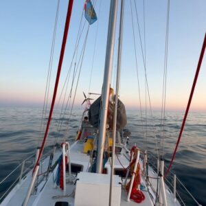 Lucie Rhéaume Instagram - Mon p’tit doigt me dit que c’est le début d’une histoire d’amour avec un mode de vie bien particulier qui commence…⛵️🌊