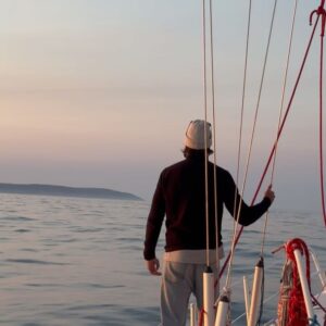 Lucie Rhéaume Instagram - Mon p’tit doigt me dit que c’est le début d’une histoire d’amour avec un mode de vie bien particulier qui commence…⛵️🌊
