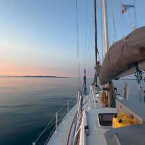 Lucie Rhéaume Instagram - Quelques instants de l’une de mes soirées préférées de notre semaine de navigation en mer: un coucher de soleil exceptionnel combiné avec une mer parfaitement calme sur les côtes isolées de Miquelon.⛵️ Une chose est certaine: je ne m’attendais absolument pas à découvrir des paysages d’une si grande beauté ici sur les côtes Est du Canada. Ça me donne hâte / envie d’explorer plus en profondeur ce secteur isolé. Qui ici connait cette région? Avez-vous des recommandations?🌊