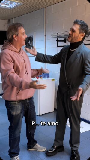 Lúcio Mauro Filho Instagram - ⚠️ATENÇÃO! O objetivo dessa postagem não é divulgar nossos espetáculos, são apenas dois bons amigos conversando. Qualquer semelhança com um post de divulgação é mera coincidência. 

Mas não custa avisar que o link pra ingressos tá na bio 😉
.
.
.
#GostavaMaisDosPais
#VersosEVersões