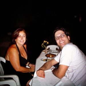 Lúcio Mauro Filho Instagram - Minha amada amiga Mallu partiu para o outro plano, deixando por aqui o amor e alegria que sempre representou na vida de quem teve a sorte de cruzar com ela.
Uma grande incentivadora de tudo que eu inventasse , uma mulher formidável.
Gratidão eterna, principalmente por ter colocado no mundo dois irmãos que eu tanto amo, André Moraes, meu compadre e Bruno Torres, o guerreiro que cuidou da mamma até o último suspiro.
Meus sentimentos a toda a família, amigos e admiradores dessa mulher tão especial.
Obrigado por tudo Mallu!
Amor eterno!
❤️🌹👑✨