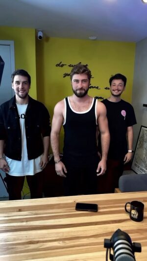 Luckas Moura Instagram - Diga que @eikeduarte chegou no #Clacast, sem dizer que ele chegou no #Clacast… 💛

FALTAAAA POUCO, nosso episódio #7 começa às 20:00 no Youtube! VEM 🎬