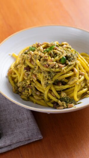 Ludovica Gargari Instagram - Un salto in Sicilia oggi 🧡✈️😍🫶🏻 @lulugargari, Resident Chef Creator 
@giallozafferano 

Bucatini con sarde, uvetta, pinoli😋

Ingredienti:
200g  bucatini 
100g sarde o alici gia eviscerate aperte a libro
400g finocchietto
30g uvetta
30g pinoli
olio
sale
pepe
aglio
peperoncino
2 bustine zafferano pistilli o polvere 

Iniziate sbollentando il finocchietto in acqua bollente.In una pentola fate tostare i pinoli. Una volta pronti aggiungete aglio, peperoncino, un giro di olio e le alici pulite. Scolate nella padella il finocchietto, e nella pentola di acqua bollente , lessate la pasta.
Aggiungete lo zafferano e l’uvetta alla padella e scolatevi la pasta. Ultimate la cottura in padella.
Se gradito mantecate con formaggio grattugiato fuori fuoco.

#giallozafferano #gz #sarde #primi #foodie #foodvibes #lulugargari #loveit