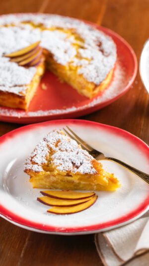 Ludovica Gargari Instagram - 🍑 Momento di golosità…clafoutis alle pesche per voi😋🫠 Resident Chef Creator @lulugargari & @giallozafferano 🧡

Ingredienti per uno stampo da 22-24 cm 
600g pesche (mature ma sode)
400ml latte
100g zucchero semolato
100g farina
3 uova
una bustina di vanillina
qb burro per imburrare la teglia
liquore alla pesca 1 bicchierino
qb sale
qb zucchero a velo a copertura
 
Per preparare il clafoutis alle pesche, sbollentate per 2 minuti le pesche, quindi pelatele, snocciolatele e riducetele a spicchi.
Riscaldate il latte.
Montate le uova insieme con lo zucchero semolato, aggiungete poi l’estratto di vaniglia, unite il liquore, il latte tiepido e la farina. Mescolate il tutto dal basso verso l’alto. Aggiungete le pesche al composto.
Imburrate una teglia di cm 24 di diametro, aggiungete gli spicchi di pesca, in un solo strato, versatevi sopra l’impasto preparato, livellandolo bene, quindi infornate a 180 forno statico e cuocete per 25 min circa poi a 160 per altri 15 min
 
Servite il clafoutis tiepido, spolverizzato di zucchero a velo.
 
#giallozafferano #ricette #gz #torta #dolci #pesche #dessert #estate #ricetteestive #summerrecipes