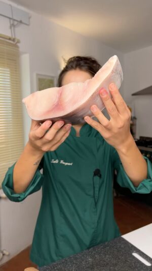 Ludovica Gargari Instagram - Vi ricordate quando sono stata Ospite da Uno mattina estate ed ho preparato questi spiedini ?! 🐟 🥓 

Per 4 spiedini 
500gr pesce spada 
200gr pancetta tagliata a fettine ( circa 20 fettine)
2 zucchina
qb sale
qb olio evo 
qb pepe 
stecchi lunghi per spiedini 

tagliate a rondelle le zucchine 
tagliate a fette spesse circa 4cm il pesce e tagliatelo poi a cubetti 
avvolgete ogni cubetto in una fettina di pancetta 
e infilzateli con gli stecchi , alternando al pesce, una rondella di zucchine e cosi via
ne entreranno circa 4 per stecco 
cuocete in forno a 190 per 20/25 minuti circa girandoli su ogni lato di tanto in tanto se possibile

per le patate 
400g patate novelle
qb sale
1 rametto rosmarino 
1 cucchiaino di paprika 
qb olio evo 

tagliate a meta le patate e conditele con olio sale rosmarino e paprika 
stendete su una placca con carta forno e cuocete per 30 minuti 

possiamo cuocere prima le patate per 10 minuti e in seguito aggiungervi nella stessa teglia il pesce cosi da cuocere insieme 

per avere un effetto piu croccante gli ultimi 1
5 min con il grill acceso 

🇬🇧 ingredients 
500g swordfish 
200g bacon cut into slices (about 20 slices)
2 courgettes
salt to taste
to taste extra virgin olive oil 
pepper to taste 
long sticks for skewers 

cut the courgettes into rounds 
cut the fish into slices about 4cm thick and then cut it into cubes 
wrap each cube in a slice of bacon 
and skewer them with sticks, alternating the fish with a slice of courgettes and so on
approximately 4 will fit per stick 
cook in the oven at 190 for approximately 20/25 minutes, turning them on each side from time to time if possible

for the potatoes 
400g new potatoes
salt to taste
1 sprig of rosemary 
1 teaspoon paprika 
to taste extra virgin olive oil 

cut the potatoes in half and season them with oil, salt, rosemary and paprika 
spread on a baking tray with baking paper and bake for 30 minutes 

we can cook the potatoes first for 10 minutes and then add the fish to the same pan so they can cook together 

to have a crispier effect the last 1
5 min with the grill on

#ricettelight #ricettefacili #ricetteveloci #healthy #fishlover #ricetteitaliane #italianfood