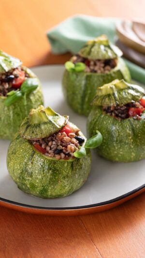 Ludovica Gargari Instagram - Zucchine tonde ripiene…noi già le amiamo😍💚 Resident Chef Creator @lulugargari & @giallozafferano 🫶🏻

INGREDIENTI
Zucchine tonde 4
Mix di cereali e quinoa (già cotto) 250 g
Pomodorini gialli 125 g
Pomodorini ciliegino 125 g
Acciughe sott’olio 20 g
Capperi sott’aceto 20 g
Olio extravergine d’oliva q.b.
Sale q.b.

Scavate le zucchine tonde e cuocete in forno a 200 gradi per 35 minuti.
Nel frattempo tritate capperi, e alici, aggiungete al mix di cereali e legumi condite con olio sale pomodorini tagliati. Farcite le zucchine e servite tiepide o fredde!

#giallozafferano #ricette #gz #zucchine #zucchinetonde #zucchineripiene #estate #ricetteestive #summerrecipes #zucchini #lulugargari #foodie #yum