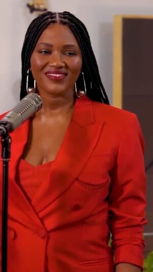 Luedji Luna Instagram - Ainda dá tempo de um #tbt? 

Tava lembrando da minha participação no @nprmusic Tiny Desk em Maio de 2021 e no quanto me senti realizando um sonho em estar nesse canal, nesse projeto que gosto e aprecio tanto! 

Quem gosta dessa versão de Lençóis pelo Tiny Desk? Me conta aqui ✨️

#luedjiluna #bmdadeluxe #tinydesk #nprmusic #npr #tinydeskconcert #lençóis #brazilliansinger #brazillianmusic