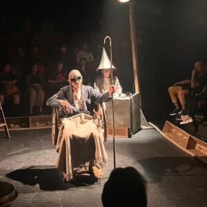 Luis Alberti Instagram - Sí, sí, de vuelta en el teatro,  y soy Hamm En fin de partida! ; un sueño hecho realidad.  Un personaje, un pretexto, una ficción. Un clásico que esperaba desde hace 20 años.  Vengan a vernos al Granero o al milagro!!!! 
Gracias @companiadeteatroelghetto
Gracias Beckett, "Este era el momento que yo esperaba"... 
#AndasConTodoAlberti 😛😛😬😬😬🧙‍♂️