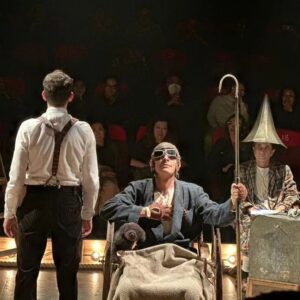 Luis Alberti Instagram - Sí, sí, de vuelta en el teatro,  y soy Hamm En fin de partida! ; un sueño hecho realidad.  Un personaje, un pretexto, una ficción. Un clásico que esperaba desde hace 20 años.  Vengan a vernos al Granero o al milagro!!!! 
Gracias @companiadeteatroelghetto
Gracias Beckett, "Este era el momento que yo esperaba"... 
#AndasConTodoAlberti 😛😛😬😬😬🧙‍♂️