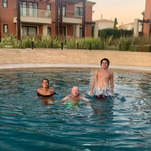Luís Esparteiro Instagram - As crianças divertem-se nas férias. Ora saltas tu, ora salto eu. Todos ao mesmo tempo, é que é mais difícil. #ferias #feriasemfamilia #familia #montesantoresort