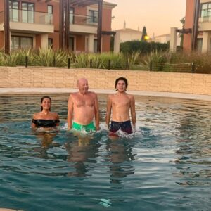 Luís Esparteiro Instagram - As crianças divertem-se nas férias. Ora saltas tu, ora salto eu. Todos ao mesmo tempo, é que é mais difícil. #ferias #feriasemfamilia #familia #montesantoresort