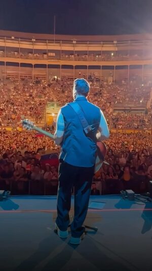 Luis Fonsi Instagram - Desde Alicante, España pensando en mi Venezuela querida ♥️ 🇻🇪 #NoMeDoyPorVencido