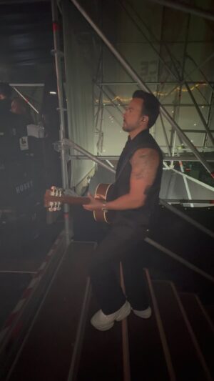 Luis Fonsi Instagram - Casa llena, corazón lleno… Gracias Almería, no tengo palabras 🏟️ 🔥 #25AñosTour