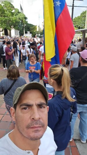 Luis Gerónimo Abreu Instagram - He pensado todo el día que decir y no he encontrado una "manera correcta" de expresar todo lo que  ha pasado por mi mente en estas 18 horas .Pero no decir nada tampoco es responsable con lo que vivimos, así que opte por aquella vieja frase que dice : Una imagen vale más que mil palabras ...Hoy en Altamira estuve un rato acompañando a miles de personas que tienen el mismo sueño que la mayoría  de nosotros .
Como dije antes de las elecciones , NO ME RINDO.
CUIDENSE MUCHO POR FAVOR ....
