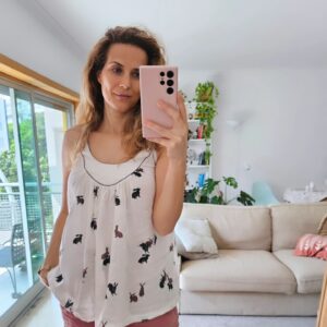 Luísa Barbosa Instagram - Ando mesmo a precisar de renovar algumas peças do meu roupeiro mas entre a moda de meias t-shirts ao preço de uma completa (eles chamam-lhes crop tops mas a mim não me enganam 😄), colecções com que não me identifico e uma crescente vontade de evitar fast fashion, cada vez procuro mais opções em segunda mão.  E assim fui parar à @dona.ajuda ,onde encontrei o top da foto, que adorei, e também uma oferta imensa de livros, decoração, acessórios, roupa e até brinquedos infantis. Precisamos de uma mudança de paradigma na forma como consumimos por isso, espaços destes são cada vez mais importantes até porque este tem uma componente solidária, ajudando uma série de instituições. Façam um passeio diferente e descubram este espaço. A última foto foi uma das minhas paixões e só não vieram porque não estou a precisar... ai, sustentabilidade, a quanto obrigas! 😂 #thrifting #thriftstorefinds #segundamao #solidariedade #sustentabilidade #economiacircular