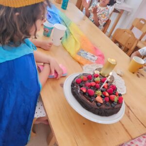 Luísa Barbosa Instagram - A Aura foi celebrada na sua escola, no dia que era, simultaneamente, véspera de aniversário e também a despedida daquela escola. A minha filhota, que não gosta nada de demonstrar emoções fortes, emocionou-se sempre no seu aniversário na @caminhosdafloresta2019 e, depois deste último dia desta jornada, sinto que tenho de agradecer. Obrigada por serem um lugar que celebra as crianças e a sua ligação aos pais e mães. Quando aos 3 anos chegou a altura de a colocar num jardim de infância, depois de uma tentativa de adaptação frustrada com 1 ano e de 2 anos de pandemia, foram muitas as voltas que dei à procura do sítio certo. Para ela e para mim. Sim, porque sou da opinião que o bem-estar dos progenitores também tem de ser considerado nestes momentos importantes no desenvolvimento das suas crias. E a Caminhos foi um porto de abrigo, um espaço onde ficou logo claro que a Aura estaria segura e feliz. A minha filha cresceu rodeada de carinho e alegria, tornando-se uma miúda engraçada, confiante e despachadona. E sei que a Caminhos foi uma peça essencial nesse crescimento. Obrigada a todas as educadoras, auxiliares e todas as envolvidas neste projecto tão especial. Isto não foi um 'adeus'. Foi apenas um 'até já!' ❤️