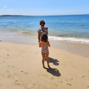 Luísa Barbosa Instagram - Dia de levar mãe e filha à praia. Já há algum tempo que comecei a tentar deixar um espaço natural por onde passo melhor do que quando lá cheguei, ou seja, tento apanhar algum lixo. Como a Aura me vê a fazer isto, já se habituou a fazer o mesmo. Para quem está a perguntar 'porquê fazer isso?' Eu respondo: porque não? Porque não fazer parte de uma solução em vez de só fazer parte do problema? Sim, porque eu também sou parte do problema. E o problema é de todos. Há quem tenha medo de se preocupar demasiado. Eu tenho medo que não nos preocupemos o suficiente.