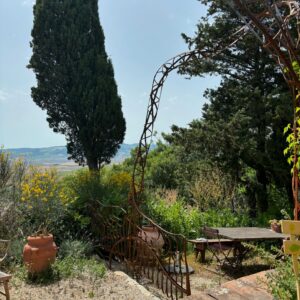 Luisa Neubauer Instagram - War weg, bin wieder da (swipe ☀️). Seit ein paar Jahren besuche ich im Sommer @cornelia.funke.official in Italien, in der Regel habe ich ein Buch zu schreiben dabei, immer wieder ist es bahnbrechend schön & jedes Mal muss ich viel zu früh wieder weiter. Jetzt also wieder Berlin (auch ok). ❤️