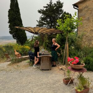 Luisa Neubauer Instagram - War weg, bin wieder da (swipe ☀️). Seit ein paar Jahren besuche ich im Sommer @cornelia.funke.official in Italien, in der Regel habe ich ein Buch zu schreiben dabei, immer wieder ist es bahnbrechend schön & jedes Mal muss ich viel zu früh wieder weiter. Jetzt also wieder Berlin (auch ok). ❤️
