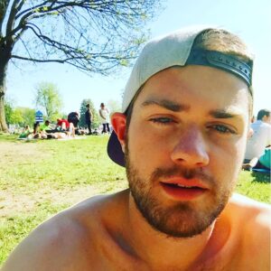 Lukas Dhont Instagram - Workworkwork @Düsseldorf! #tkonevengoeddeblaarmeersenzijn #dusseldorf #watliggen