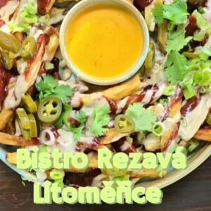 Lukáš Hejlík Instagram - Vyrazili jsme do @litomerice_town na koupaliště, pak jsme šli ve městě na večeři do @bistro_rezava_ltm . Máme je i ve snídaňové knížce, ale jsou známí hlavně pro streetfood. A mají super pivo, jen my byli autem. Znáte Bistro Rezavá? Report už brzy.
#nainspekci 
#gastromapalukasehejlika 
#litomerice
@branadocech 
#prazdniny2024 
#IDbuzz