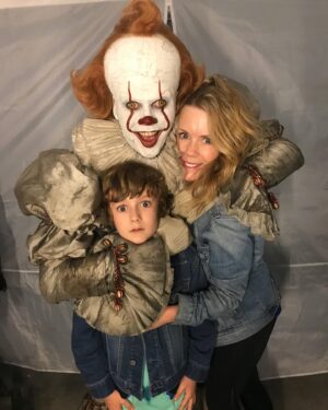 Luke Roessler Instagram - Fun times on the @itmovieofficial set with Pennywise🤡(and my mom!)That set was definitely one of my favourite memories. 
Photo taken by andy_muschietti.
#pennywise #itchapter2