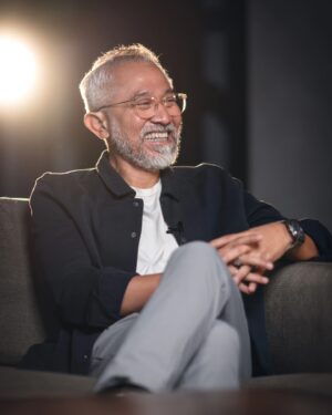 Lukman Sardi Instagram - Ini persembahan buat semua orang yang mungkin sedang ngalamin situasi yang sulit.. mungkin senyum atau ketawa ini bisa bikin sedikit kebahagian buat kalian semua, stop sebentar dari kegelisahan dan bisa berjalan lagi dengan semangat yang baru.

Thank you @huse7n buat foto2nya 🙏
Thank you @mannersmakethman_id buat ngobrol2nya yg seru.