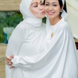 Lulu Zakaria Instagram - Happiest your special day Mbaku @dini.vitrii 
Barakallahu Fii Umrik Mbaku yg penuh dg senyum mba @dini.vitrii ..⁩ bismillah sll cantik awetmuda , makin sehat , makin bahagia … melimpah rejeki dan kebaikan selalu ya mbaa ..Happiest Birthday Mom yg hebat tuk keluarga 😘 love you mba Din ..
noted : ada slide Kakak @yasminhumaira msh SMA dan @albasithasalsabila msh TK 😊🤗

#birthdaymom 
#momscantiq 
#fyp 
#fypシ 
#masyaallahtabarakallah