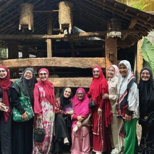 Lulu Zakaria Instagram - Bismillah 

Assalamualaykum warahmatullahi Wabarakatuh 

Ini bukan piknik tapi serasa piknik dadakan after santunan...sejenak mampir rumah Aa @irfanhakim75 dan teh @dellasip Maa Syaa Allah Tabarakallah Jazakillah Khoir jamuannya...🥰🙏

Allahumma Barik

-SIM-