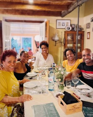 Lura Instagram - O meu dia de aniversário foi passado em família, com os meus irmãos e a minha mãe. 💝
Escolhemos jantar em Sintra, no espaço acolhedor dos meus queridos amigos @fernando_pereira_ventoinha e a doce Susana que nos recebem sempre com a generosidade que tão bem os caracteriza. 💌

Por uma feliz coincidência, encontrei outro habituê dos @saboresdesintra, o @joaquim.de.almeida, e não pude deixar de registar o momento! 😎

Agradeço uma vez mais as tantas e bonitas mensagens que me fazem sentir-vos aqui pertinho e bem presentes. 🎁