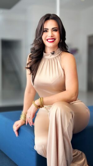 Luz Elena González Instagram - Que tengas una semana llena de cosas bonitas. ¿Qué tal va tu lunes? Yo voy corriendo a comer, pero te dejo este video de mi look de este día en @vengalaalegria. 💃🏻🤩✨🥰 

#ootd #look #fashion #cool #tvhost #woman #love #instagood #instadaily #goodvibes #style #cool #instadaily #outfit #model