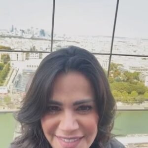 Luz Elena González Instagram - Gracias Diosito por permitirme celebrar mi cumpleaños #50 con mi familia en un viaje tan hermoso!!!! Gracias por darme, salud y un trabajo maravilloso. No podría estar más feliz y agradecida por tantas bendiciones🎂🎁🎉🎈🍾🎊 gracias a nuestros compañeros de tour por cantarme las mañanitas no me lo esperaba ☺️ gracias Majito por pedirle al guía que lo hiciera fue un detalle hermoso ❤️❤️❤️❤️happybirthdaytome #happy #lucky #love #family #vacation #paris #torreeiffel