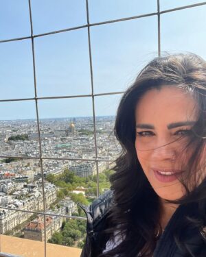 Luz Elena González Instagram - Gracias Diosito por permitirme celebrar mi cumpleaños #50 con mi familia en un viaje tan hermoso!!!! Gracias por darme, salud y un trabajo maravilloso. No podría estar más feliz y agradecida por tantas bendiciones🎂🎁🎉🎈🍾🎊 gracias a nuestros compañeros de tour por cantarme las mañanitas no me lo esperaba ☺️ gracias Majito por pedirle al guía que lo hiciera fue un detalle hermoso ❤️❤️❤️❤️happybirthdaytome #happy #lucky #love #family #vacation #paris #torreeiffel