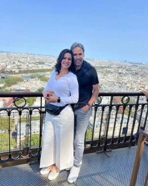 Luz Elena González Instagram - Gracias Diosito por permitirme celebrar mi cumpleaños #50 con mi familia en un viaje tan hermoso!!!! Gracias por darme, salud y un trabajo maravilloso. No podría estar más feliz y agradecida por tantas bendiciones🎂🎁🎉🎈🍾🎊 gracias a nuestros compañeros de tour por cantarme las mañanitas no me lo esperaba ☺️ gracias Majito por pedirle al guía que lo hiciera fue un detalle hermoso ❤️❤️❤️❤️happybirthdaytome #happy #lucky #love #family #vacation #paris #torreeiffel
