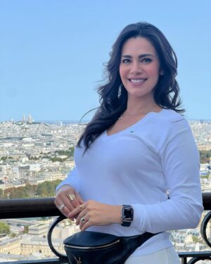 Luz Elena González Instagram - Gracias Diosito por permitirme celebrar mi cumpleaños #50 con mi familia en un viaje tan hermoso!!!! Gracias por darme, salud y un trabajo maravilloso. No podría estar más feliz y agradecida por tantas bendiciones🎂🎁🎉🎈🍾🎊 gracias a nuestros compañeros de tour por cantarme las mañanitas no me lo esperaba ☺️ gracias Majito por pedirle al guía que lo hiciera fue un detalle hermoso ❤️❤️❤️❤️happybirthdaytome #happy #lucky #love #family #vacation #paris #torreeiffel