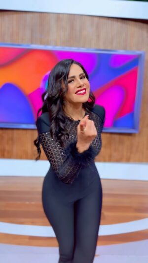 Luz Elena González Instagram - ¡Feliz de estar de regreso junto a ti en #VLA! Espero que tengas una bonita tarde. 😘😘😘 ¿Qué estás haciendo?

#Ootd #fashion #love #style #woman #fresh #Love #cool #good #instagood #instamood #instafashion #black