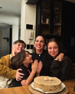Luz Valdivieso Instagram - Qué suerte tengo! Un año más! Y rodeada de estos amores míos! 
Ayer fue mi cumpleaños! 1 del 7 del 77 
Aprovecho de agradecerles a todos ustedes que me siguen por su cariño en esta red!! 🥰🥰🥰

#maríadelosrayos 
#marcialdelostruenos 
#luciadepanguipulli 
#luciagorditaricayfeliz