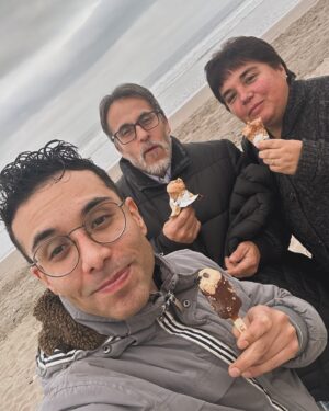 Luz Violeta Instagram - Mis padres! El otro día me fueron a ver al show en la serena ✨ no sé si saben q ellos viven en Ovalle ❤️☀️ Tenerlos de público me hace enormemente feliz. Me hace sentir orgulloso de mi trabajo y es increíble tomando en cuenta la realidad de las familias cuando los hijos por ser parte de la comunidad les piden apoyo. Tengo mucha suerte de tenerlos. 

Gracias por apoyar mi arte siempre.