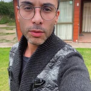 Luz Violeta Instagram - Hermosas las cabañas acá en la serena! @cabanasdongustavolaserena  Cabanasdongustavo.cl me tratan como rey 🤴 feliz y contento los espero con todo el power hoy en el @tablonrestopub!!! 

Consigue tu entrada y vivamos una noche de aquellas… 

Todo gracias a @somoscomedycrew
