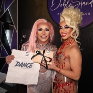 Luz Violeta Instagram - Fotitos hermosas! @mitulate con la diosa y flamante ganadora del #amigasyrivales @morettijulioth ✨📸 PH: @lasailorbritney 

Agradecer a todos nuestros auspiciadores y amigos: @labuchona.cl @monovolaocl @indomables.cl @dollqueen.iqq @dancechile.cl @sweetshopchile ✨🥂 

Mi pelito por: @miss.cookieknowles ✨ #iconic 💥

😻