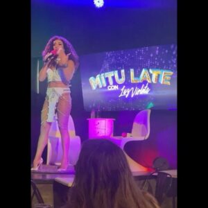 Luz Violeta Instagram - Hoy 21:00 hrs estrenamos #mitulate 🥂 tercer capítulo junto a la diosa del transformismo @m.junott ✨🫰les dejo el link en mis historias. 😉❤️ y fotitos de esa noche! Fue maravilloso. 🙏
