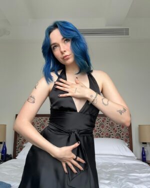 Lydia Night Instagram - swipe to learn the apple dance!!