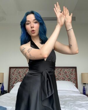 Lydia Night Instagram - swipe to learn the apple dance!!