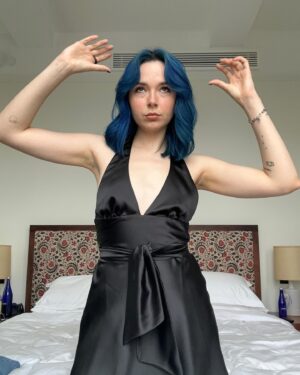 Lydia Night Instagram - swipe to learn the apple dance!!