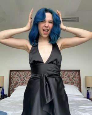 Lydia Night Instagram - swipe to learn the apple dance!!