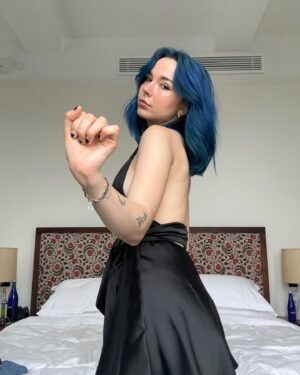 Lydia Night Instagram - swipe to learn the apple dance!!